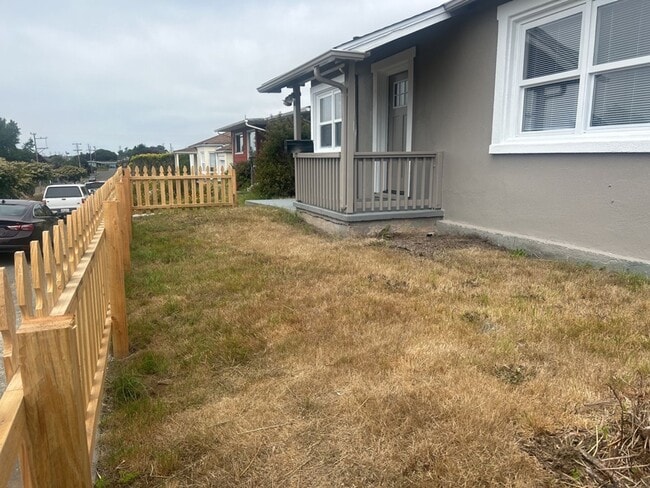 Building Photo - Custom 3BD/2BA Home in Eureka!