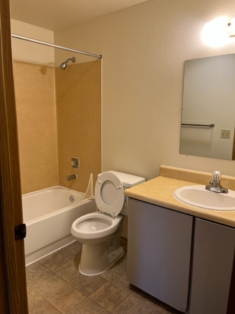 2 x 1 bathroom - Shiloh Village Apartments