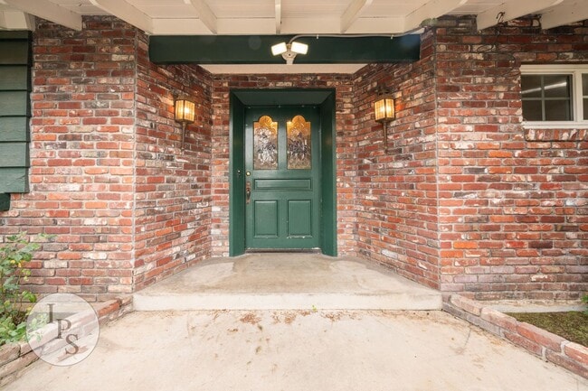 Foto del edificio - Fig Garden area Large Home, 4BR/3BA, Pool - Lots of Amenities!