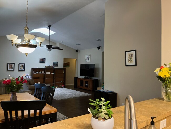 Foto del edificio - 4BR/2BA in Sorrento with large, fenced-in ...