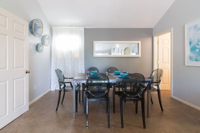 Building Photo - Spacious and Vibrant Property in Barrio Lo...