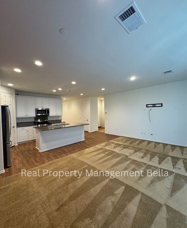 Foto del edificio - Beautiful Corner-Lot Home with Open Floor ...