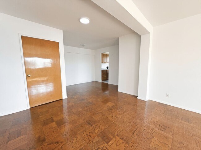 Foto del edificio - 3240 Riverdale Ave