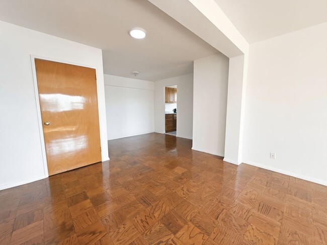 Foto del edificio - 3240 Riverdale Ave