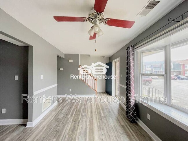 Foto del edificio - 121 Charles Parish Dr