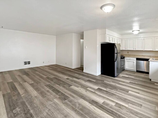 Building Photo - 2 Bedroom Condo For Rent - 3 Month Lease
