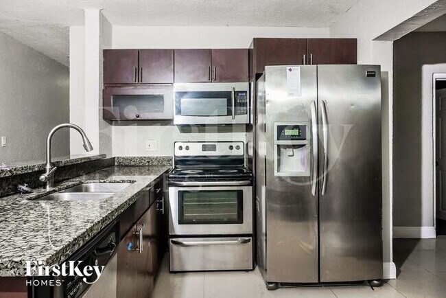 Foto del edificio - 650 NE 57th St