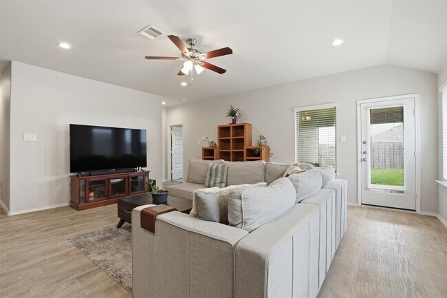 Building Photo - 11016 33rd Ave N