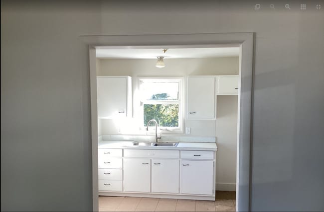 Building Photo - Month to Month