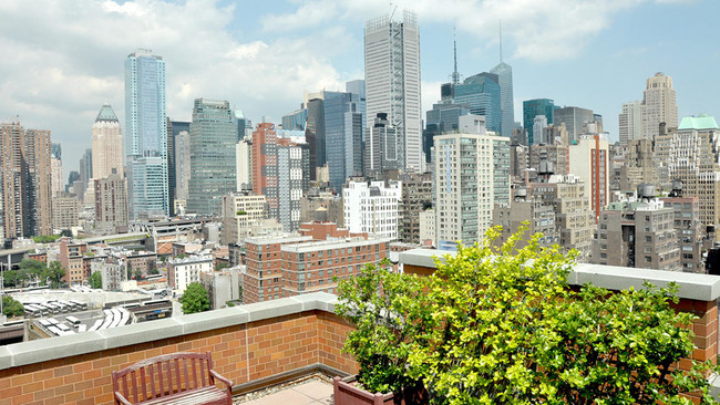 photo of Plaza West Landscaped Rooftop in daytime with bench seating and expansive city view - Plaza West