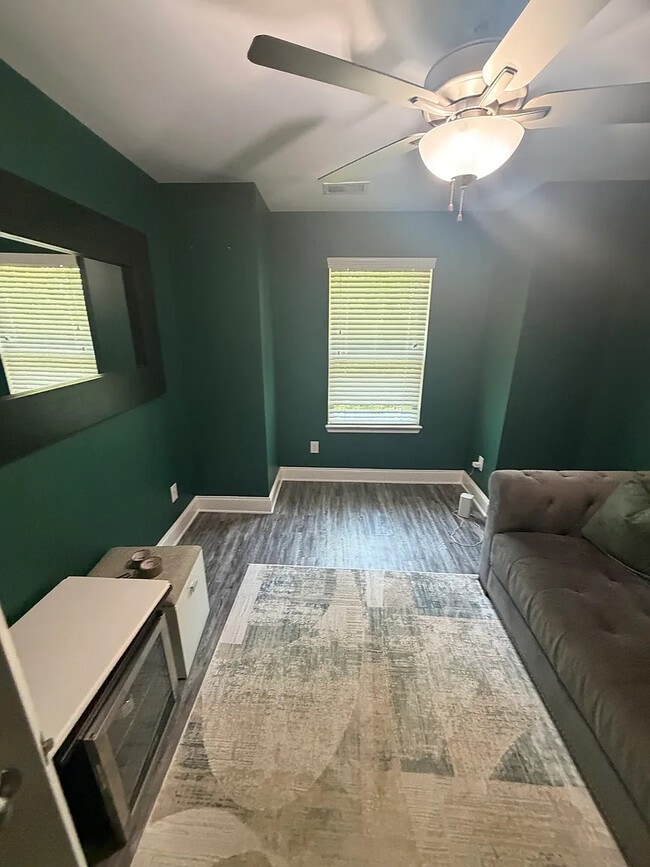 Foto del edificio - Room in Townhome on Castellan Dr