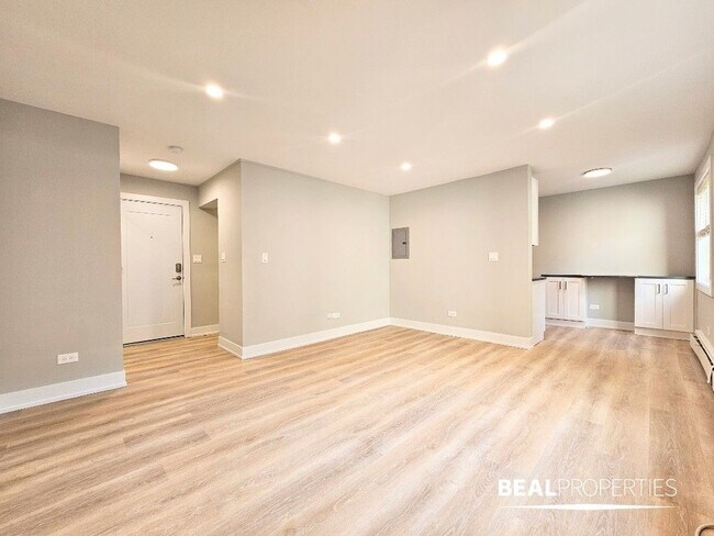 Building Photo - 452 W Oakdale Ave