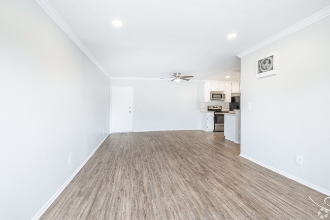 Interior Photo - 4444 Ensign Avenue