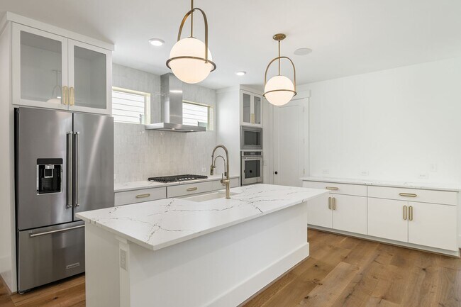 Foto del edificio - Modern 4-bedroom, 4-bathroom Custom Home D...