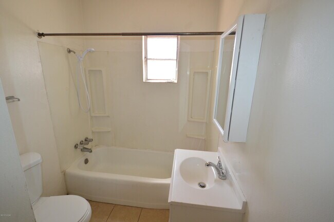 Building Photo - 1150 N Santa Rosa Ave