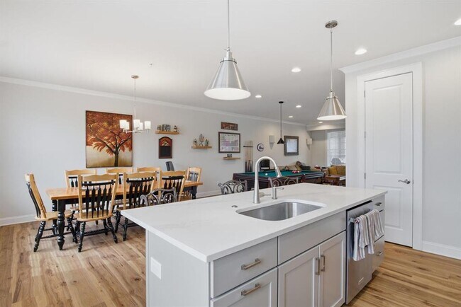Building Photo - Blacksburg, 3 BR / 2.5 BA Available Sept 1st