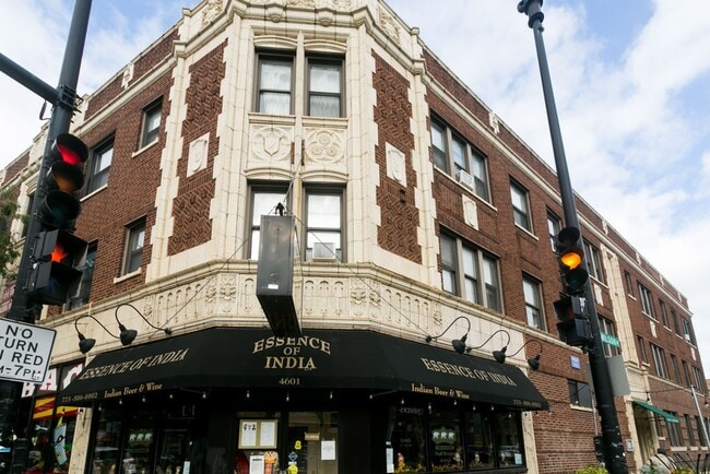 Building Photo - 2214 W Wilson Ave