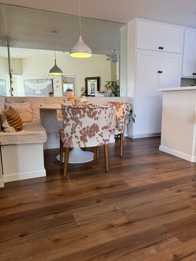 Built-In banquet with storage - 7044 Camino Degrazia
