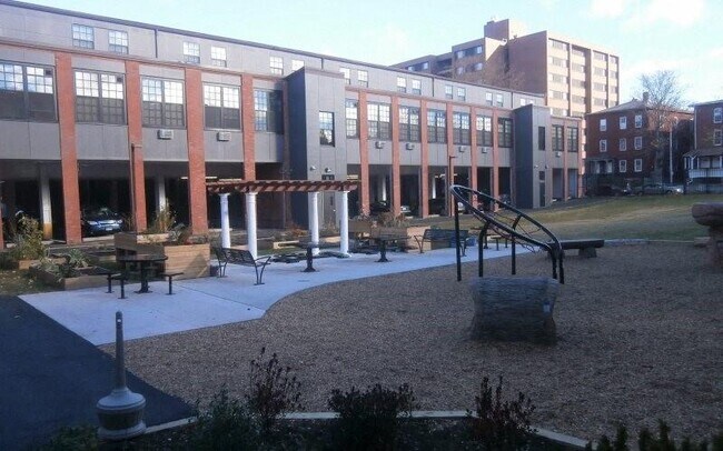 Foto del edificio - 140 Russ St