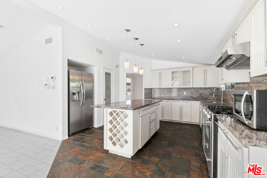 Foto principal - 20500 Archwood St