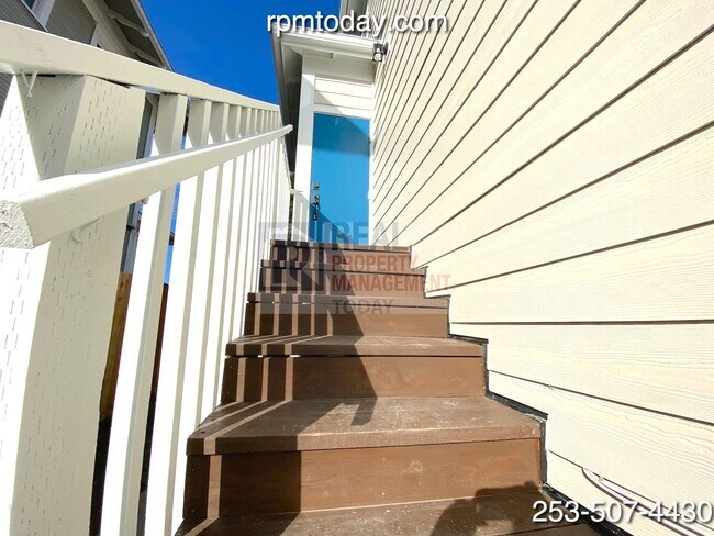 Building Photo - Upper Level 2 Bedroom Loft in Tacoma!