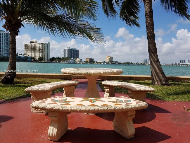 Foto del edificio - 2160 Bay Dr