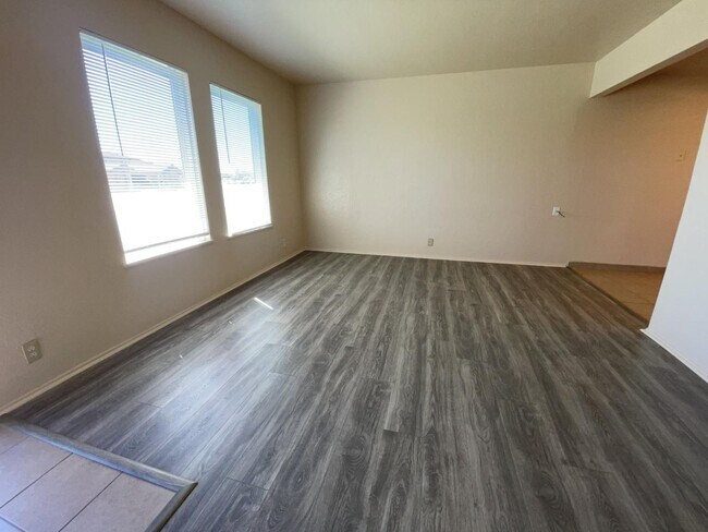 Foto del edificio - 290 Northwoods Ave