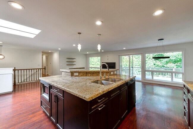 Building Photo - Available March 1st - Beautiful Mercer Isl...