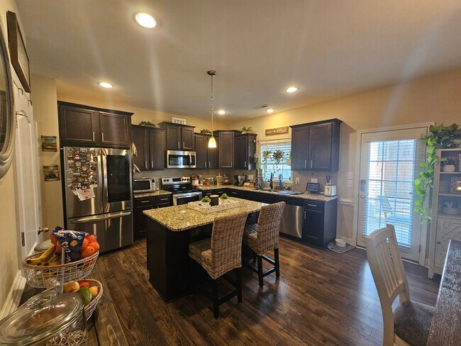 Foto del edificio - Beautiful Home Located in Gated Community ...