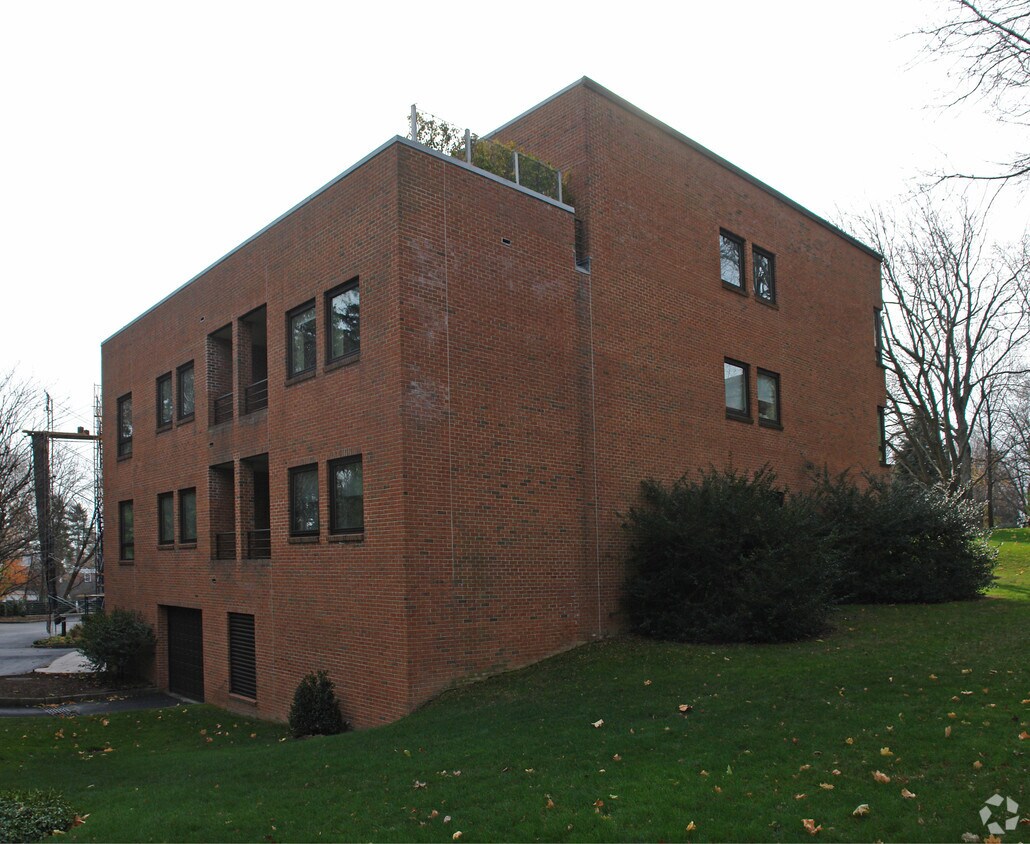 Primary Photo - 1 Milbank Ave