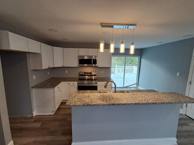 Foto del edificio - COMING SOON: Fully Renovated, Full of Charm — Space, Style, and a Porch Swing Vibe