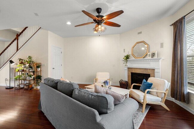 Building Photo - 3 Bed 2.5 Bath Home with 2 Car Garage and Fenced Backyard