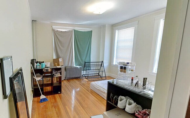 Building Photo - 86 Maple St