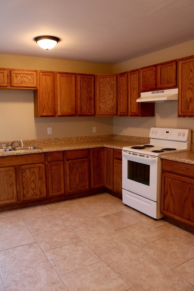 Building Photo - 702 Woodlawn Dr