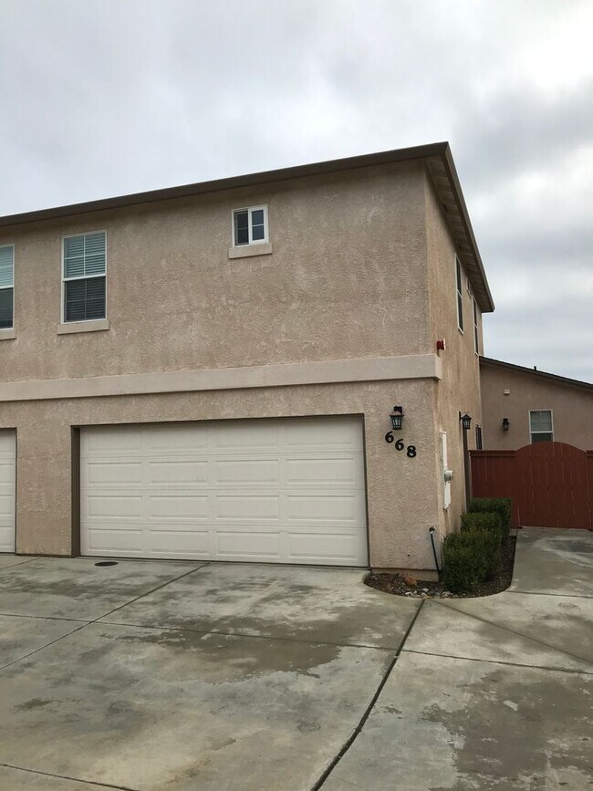 Building Photo - 4 BEDROOM TOWNHOUSE IN CENTRAL REDDING