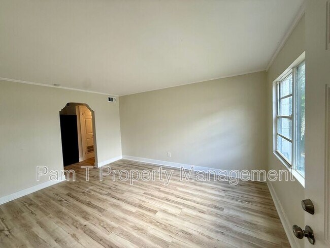 Building Photo - 505 W 42nd St