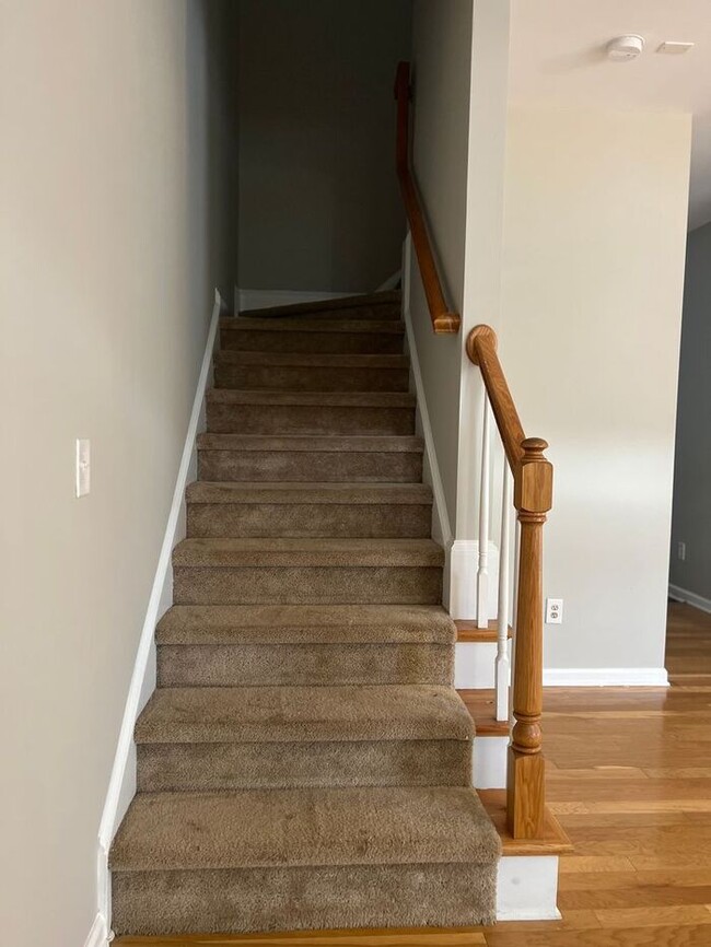 Building Photo - Three Bedroom Townhouse in Regent Park!