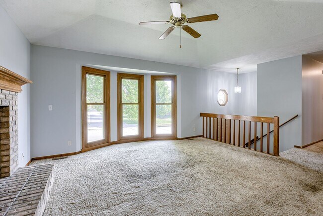 Building Photo - Great Location!!