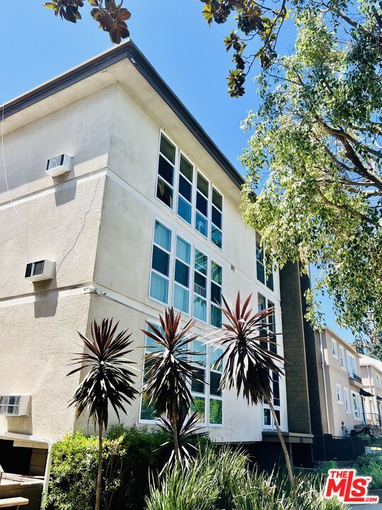 Foto del edificio - 1833 Normandie Ave