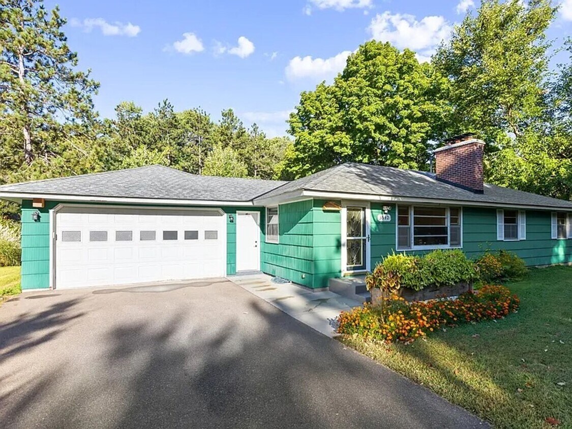 Primary Photo - Welcome to this charming 3 bedroom, 3 bath...