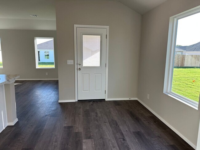 Foto del edificio - Brand-new 3 bedroom, 2 bath home located i...