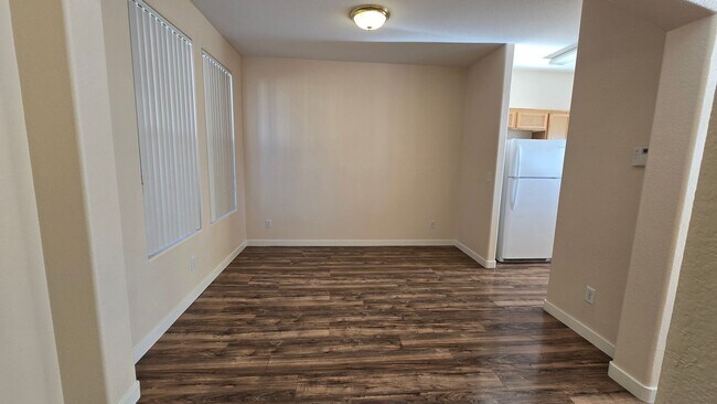 Foto del edificio - 2 story, 2 car garage, 4 bedroom, All appliances. move in ready home !
