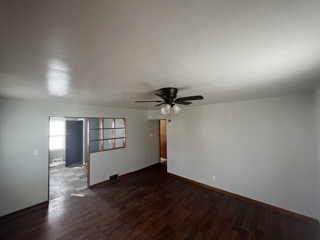 Building Photo - 1314 E Lawrence St