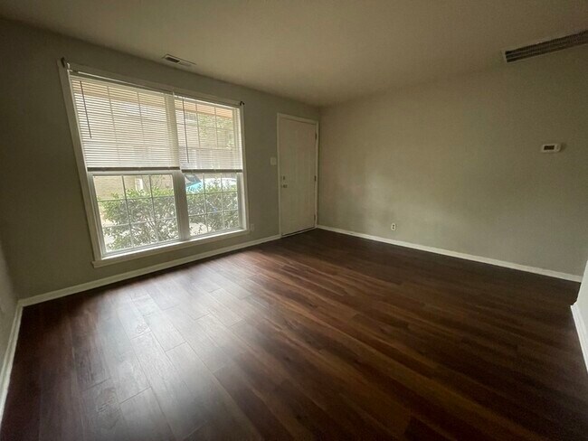 Building Photo - 220 S Laurel Ave