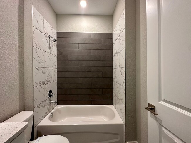 Building Photo - Brand New Modern Duplex !