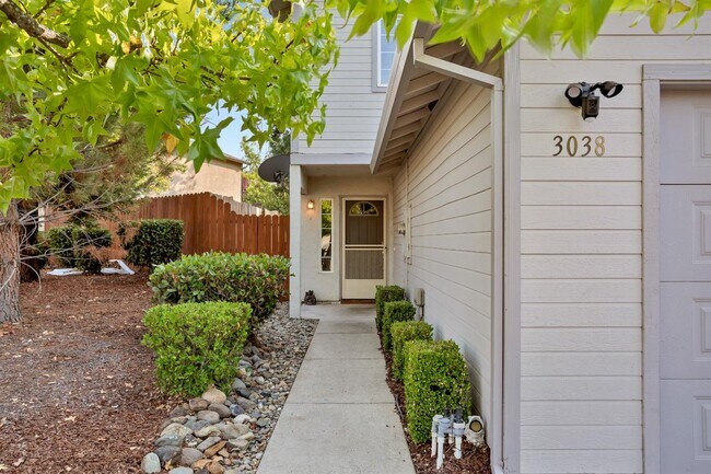 La puerta principal de la casa. - 3038 Courtside Dr