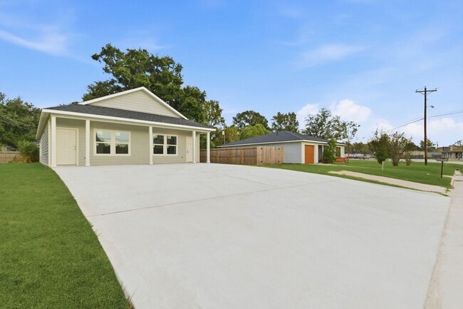 Building Photo - 2521 Maple St