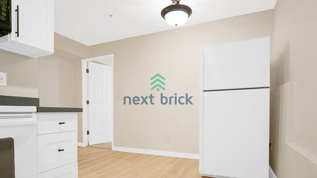 Building Photo - *LOWER UNIT ONLY, UPPER UNIT IS OCCUPIED* ...