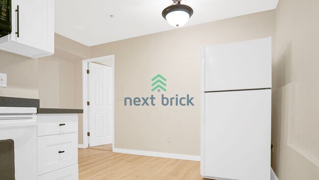 Foto del edificio - *LOWER UNIT ONLY, UPPER UNIT IS OCCUPIED* ...