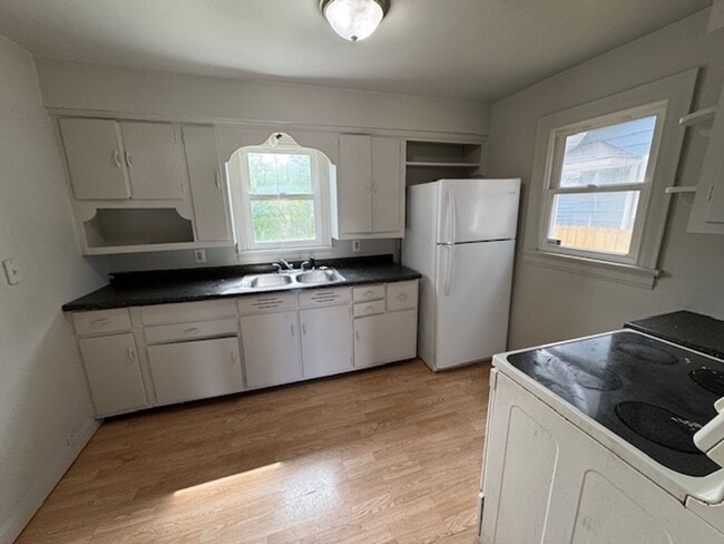 Building Photo - 4319 S Park Dr